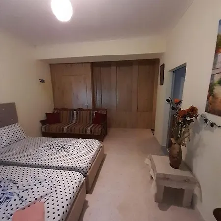 Mona's Konukevi Saranda