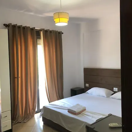 Mona's 3* Sarandë
