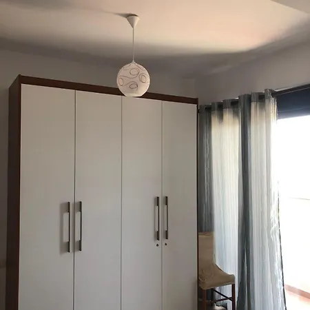 Mona's 招待所 Sarandë