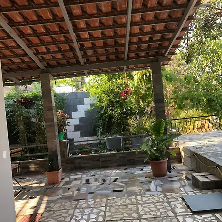 Mona's 3* Sarandë