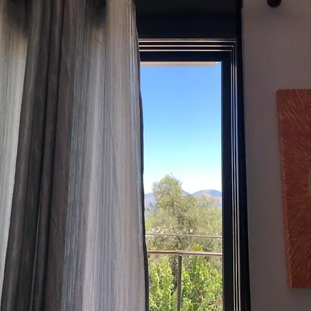 Mona's 3* Sarandë