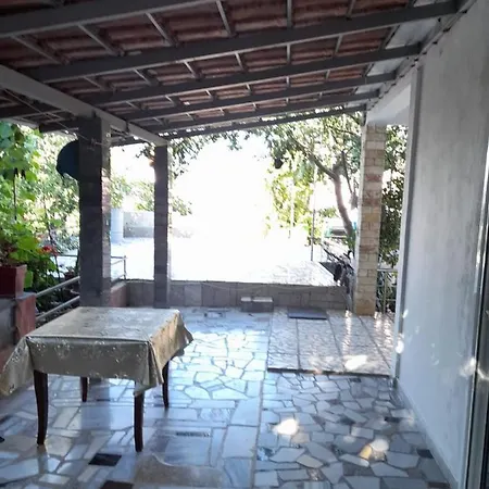 Mona's Guest house