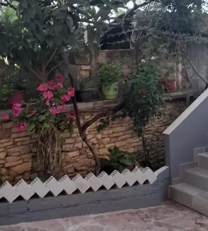 Guest house Mona's Sarande