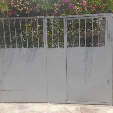 Mona's Guest house 3*