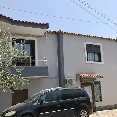 Mona's Guest house *