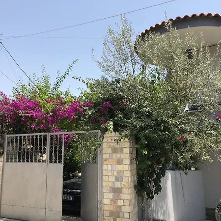 Mona's Sarande